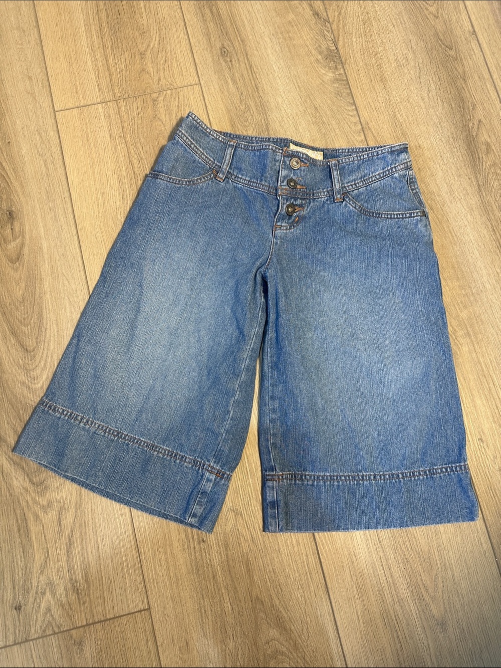 Mid rise wide leg Bermuda length denim jean shorts. Size 3/4. Personal Identity